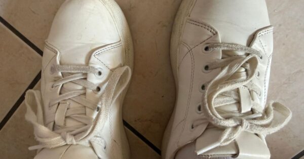 Lacci delle scarpe anneriti, l’ammollo per farli tornare bianchi