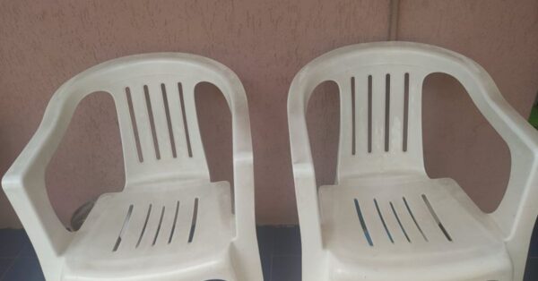 Sedie in plastica e mobili da esterno puliti per tutta l’estate