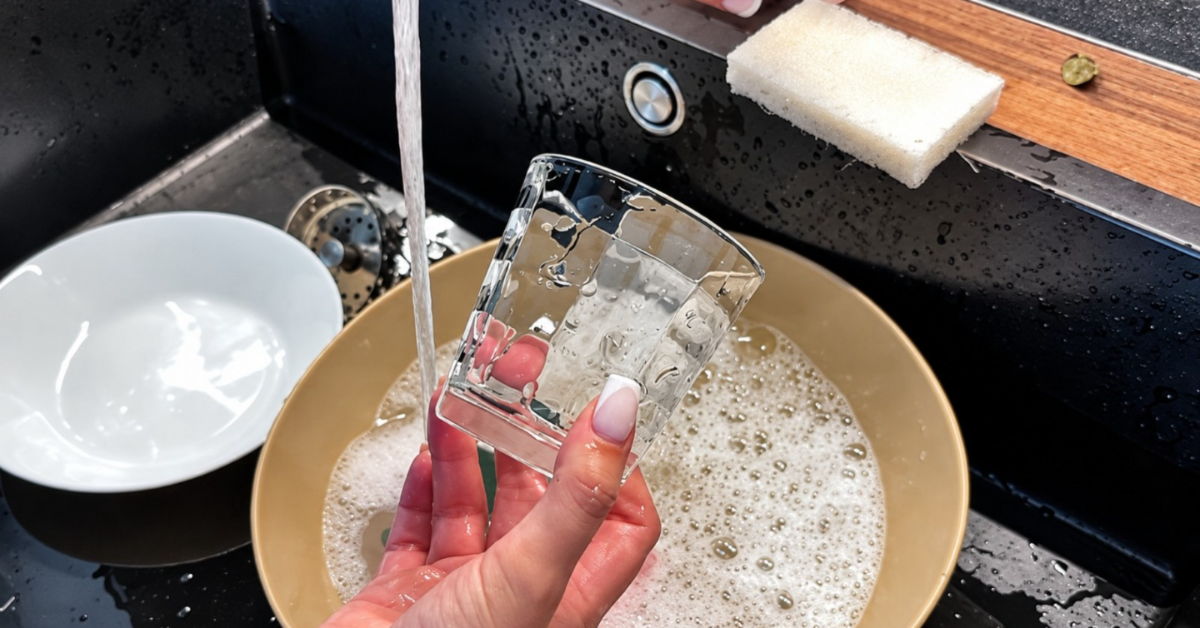 Il fondo dei bicchieri diventa bianco quando il calcare si accumula Il fondo dei bicchieri diventa bianco quando il calcare si accumula