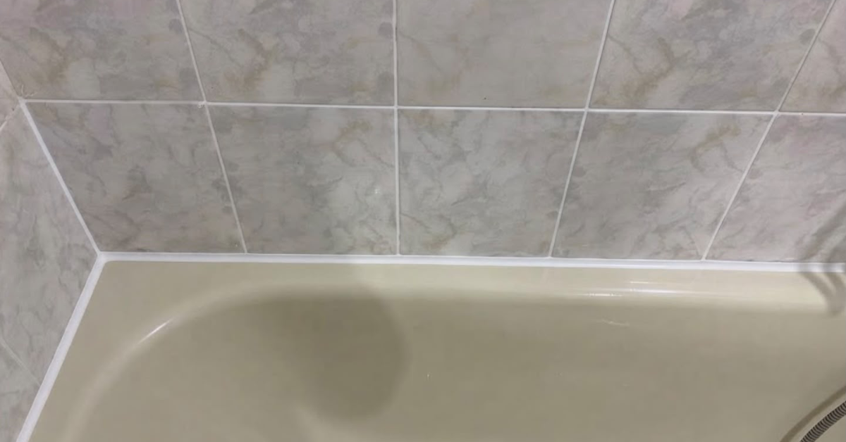 Il bordo della vasca diventa opaco a causa dei residui di sapone Il bordo della vasca diventa opaco a causa dei residui di sapone