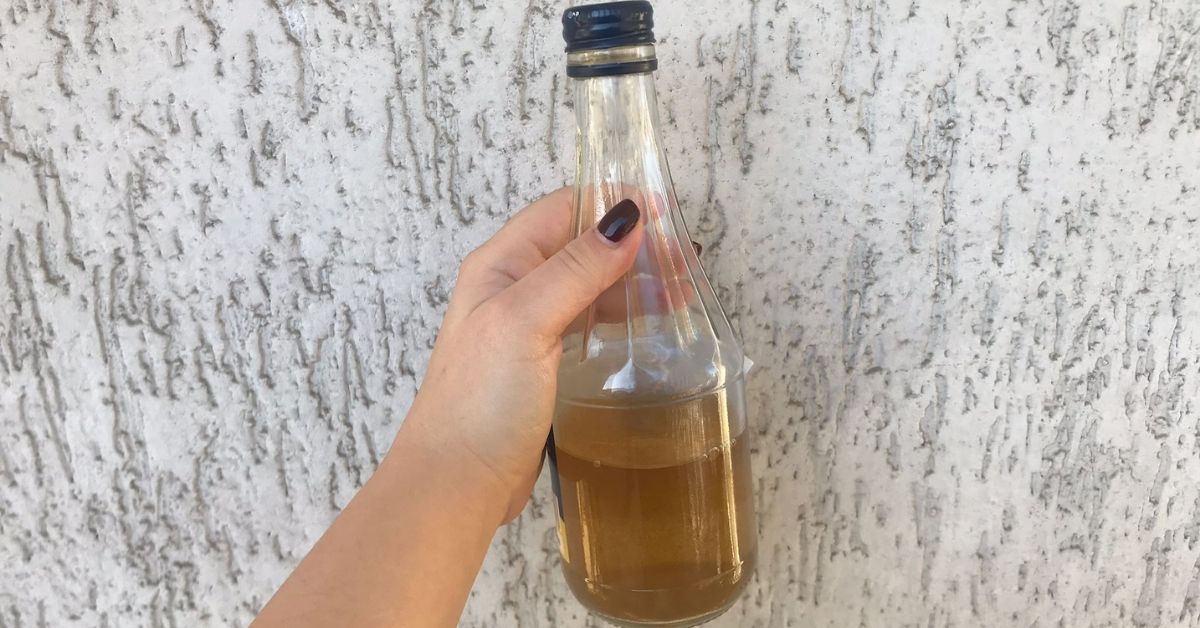 Il metodo per pulire le bottiglie di vetro difficili da raggiungere Il metodo per pulire le bottiglie di vetro difficili da raggiungere