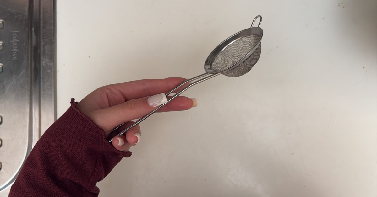 Il colino in acciaio si sporca proprio nei forellini Il colino in acciaio si sporca proprio nei forellini