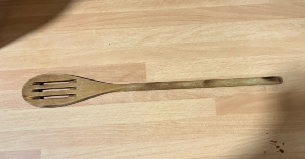 I mestoli di legno prendono odore di cucina e non basta risciacquarli