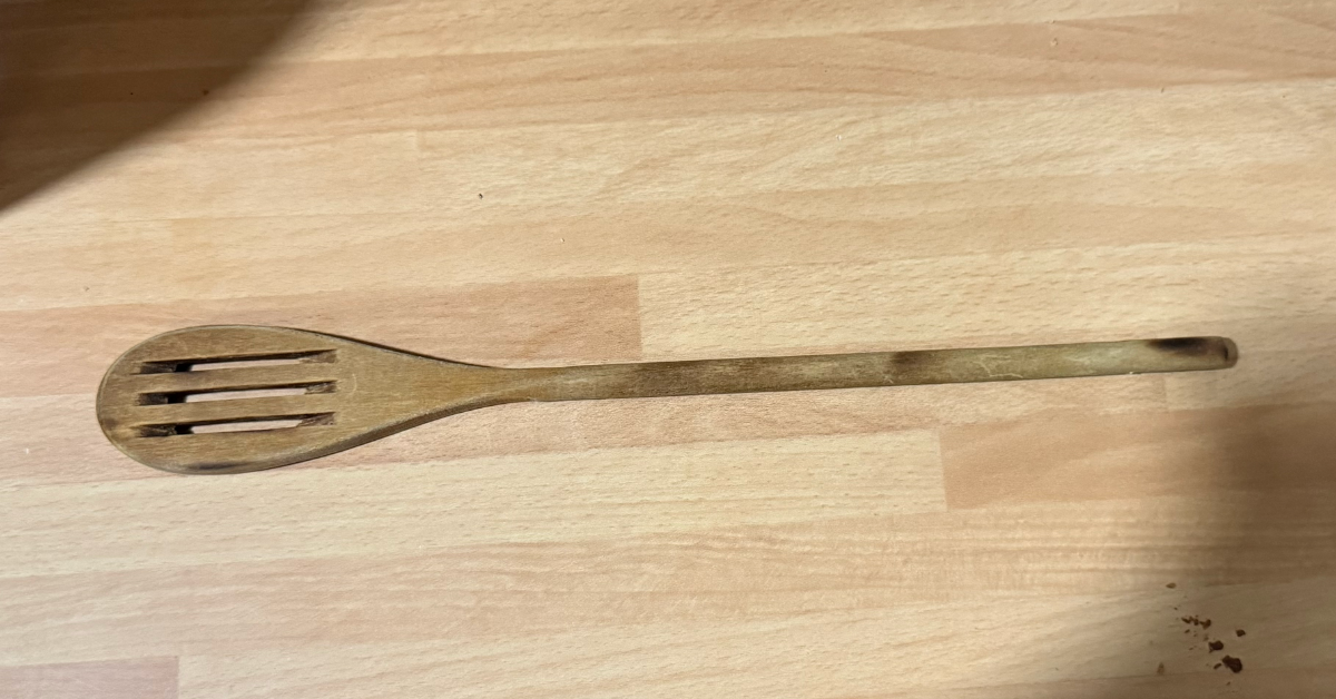 I mestoli di legno prendono odore di cucina e non basta risciacquarli I mestoli di legno prendono odore di cucina e non basta risciacquarli