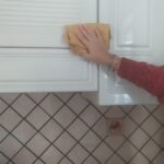 Sotto i mobili della cucina si accumula uno sporco che spesso non si vede