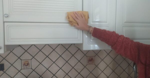 Sotto i mobili della cucina si accumula uno sporco che spesso non si vede