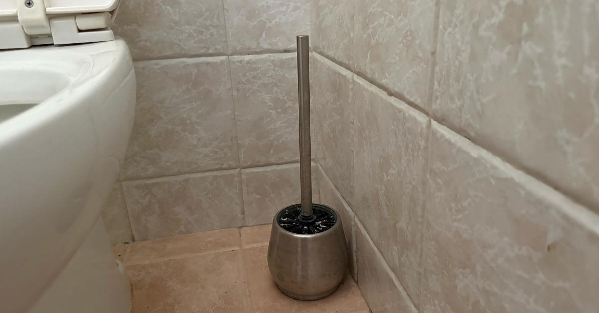 Il portascopino del WC trattiene acqua e cattivi odori sul fondo Il portascopino del WC trattiene acqua e cattivi odori sul fondo