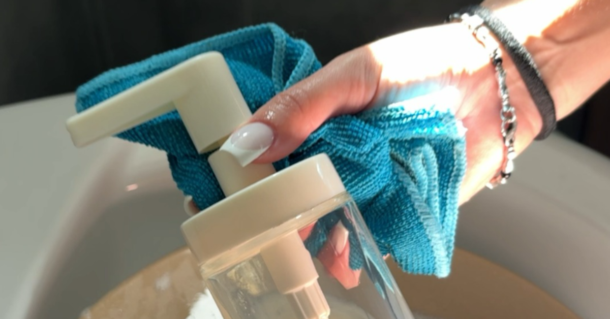 Il dispenser del sapone accumula residui anche dove non si vedono Il dispenser del sapone accumula residui anche dove non si vedono