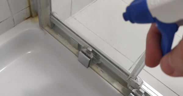 Come preparare uno spray per il box doccia con l’acido citrico