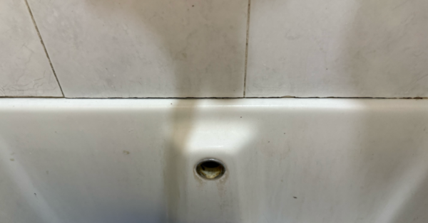 Il troppopieno del lavandino è uno dei punti più dimenticati del bagno