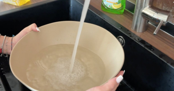 Una bacinella di acqua calda può semplificare metà delle pulizie in cucina