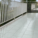 Il balcone resta macchiato dopo la pioggia anche quando viene lavato