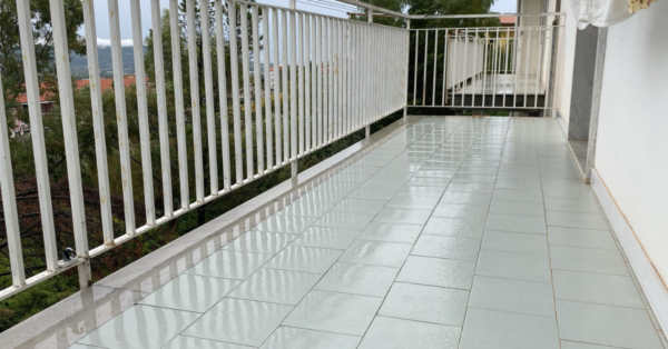 Il balcone resta macchiato dopo la pioggia anche quando viene lavato