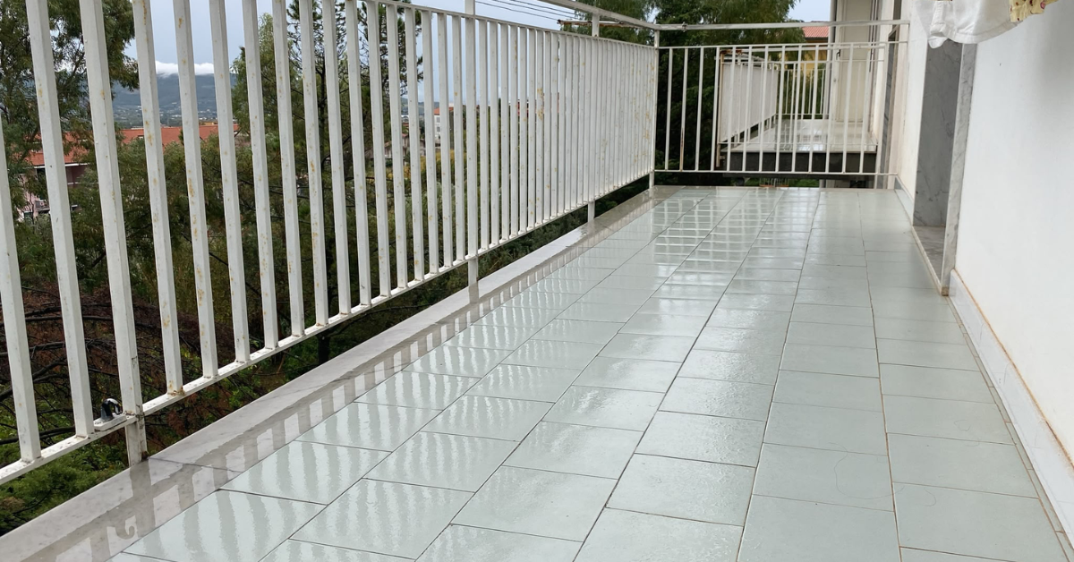 Il balcone resta macchiato dopo la pioggia anche quando viene lavato Il balcone resta macchiato dopo la pioggia anche quando viene lavato