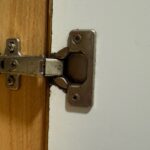 Le cerniere dei pensili della cucina raccolgono una polvere grassa che si attacca al metallo