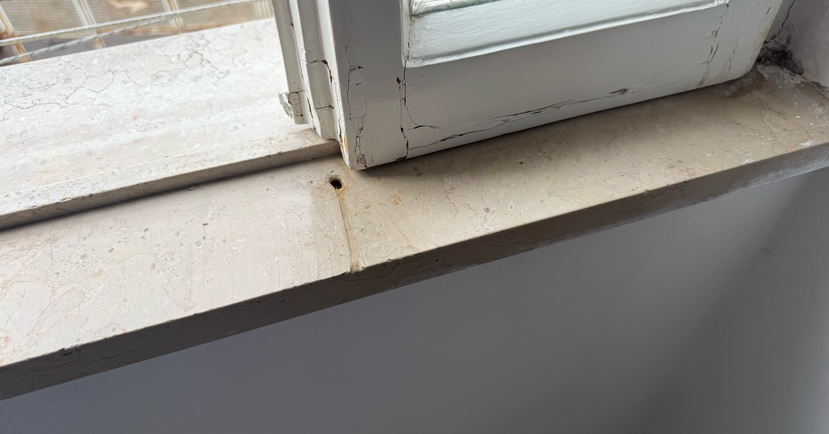 Il davanzale interno si sporca anche con la finestra quasi sempre chiusa Il davanzale interno si sporca anche con la finestra quasi sempre chiusa