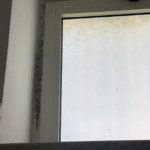 Gli angoli della finestra del bagno diventano scuri con la condensa