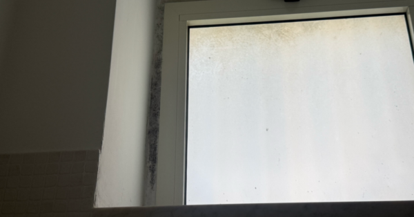 Gli angoli della finestra del bagno diventano scuri con la condensa
