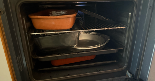 Le pareti laterali del forno raccolgono schizzi che diventano duri con il calore