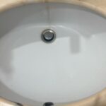 Il lavandino ha una patina ruvida anche quando sembra perfettamente bianco