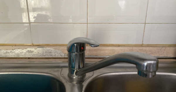 La zona dietro il rubinetto della cucina diventa scura prima del resto del lavello
