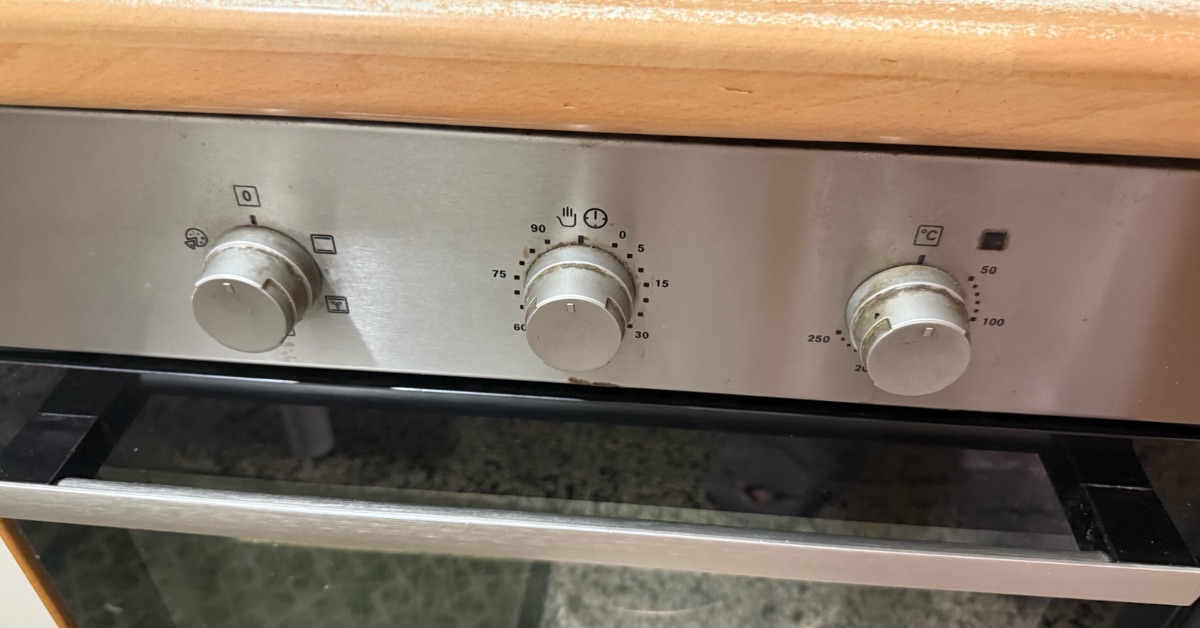 Come pulire le macchie giallastre che si formano intorno alle manopole del forno Come pulire le macchie giallastre che si formano intorno alle manopole del forno