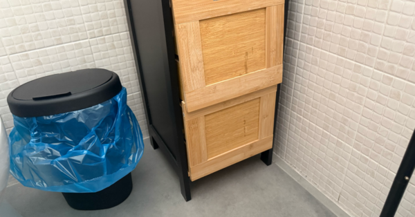 Sotto il mobile del bagno si accumulano capelli e polvere negli angoli