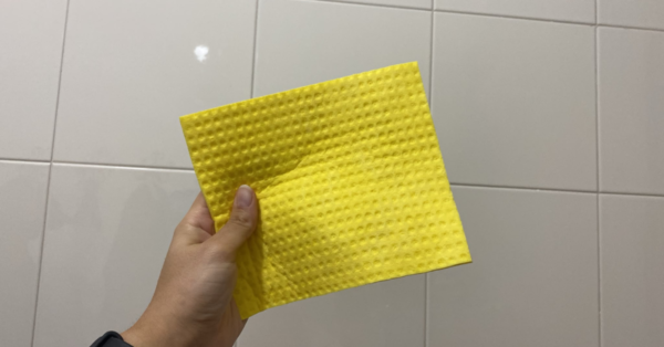 La microfibra lascia aloni quando trattiene troppo detergente