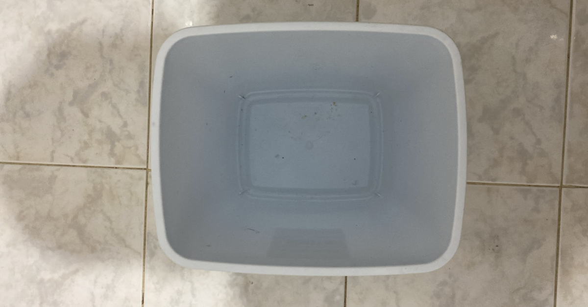 Il fondo della pattumiera diventa appiccicoso quando il sacchetto perde Il fondo della pattumiera diventa appiccicoso quando il sacchetto perde