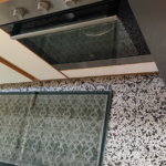 Il pavimento vicino alla cucina ha una patina diversa dal resto della casa