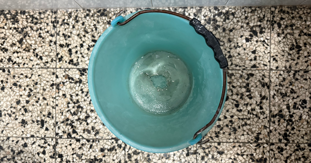Il secchio del mocio sembra pulito ma sul fondo resta una patina Il secchio del mocio sembra pulito ma sul fondo resta una patina
