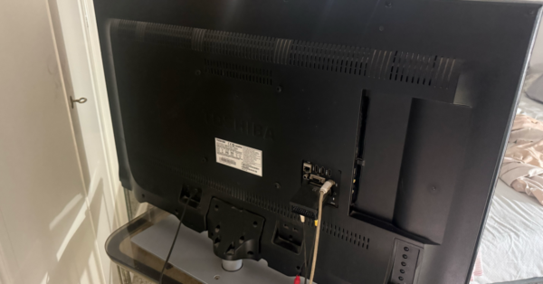 Il retro della TV raccoglie polvere proprio vicino alle prese d’aria