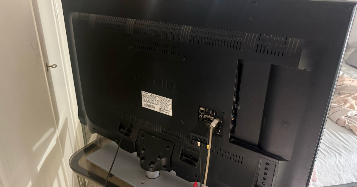 Il retro della TV raccoglie polvere proprio vicino alle prese d’aria Il retro della TV raccoglie polvere proprio vicino alle prese d’aria